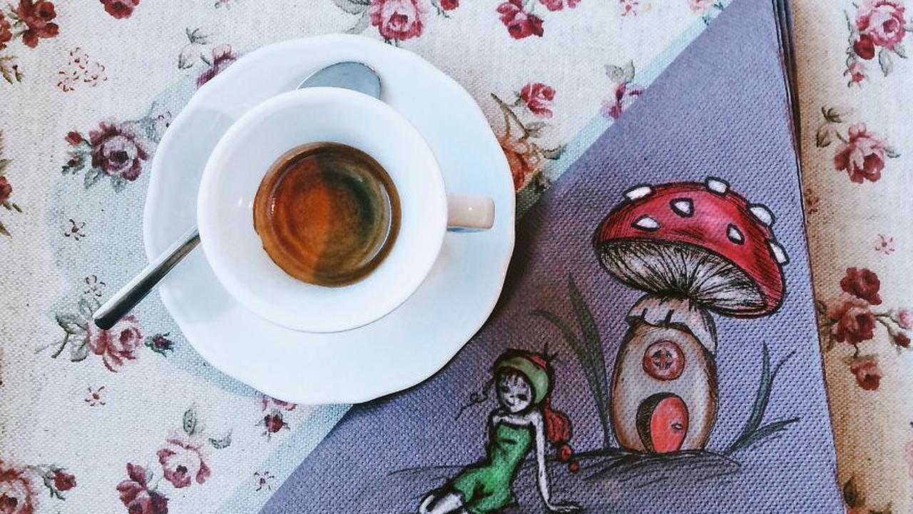 Saat Minum Kopi, Wanita Ini Melukis Serbet Sebagai Pengganti Teman Minum Kopi