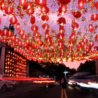 Sejumah warga asyik berfoto di bawah lampion yang terpasang di kawasan Pasar Gede, Solo, Rabu (15/1).(Liputan6.com/Fajar Abrori)