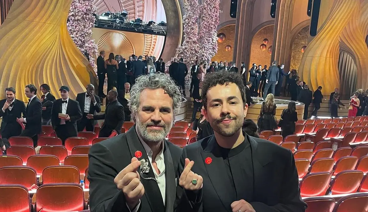 Pin merah tersebut digunakan sebagai bentuk tuntutan agar diadakan gencatan senjata di Gaza, Palestina. [@markruffalo]