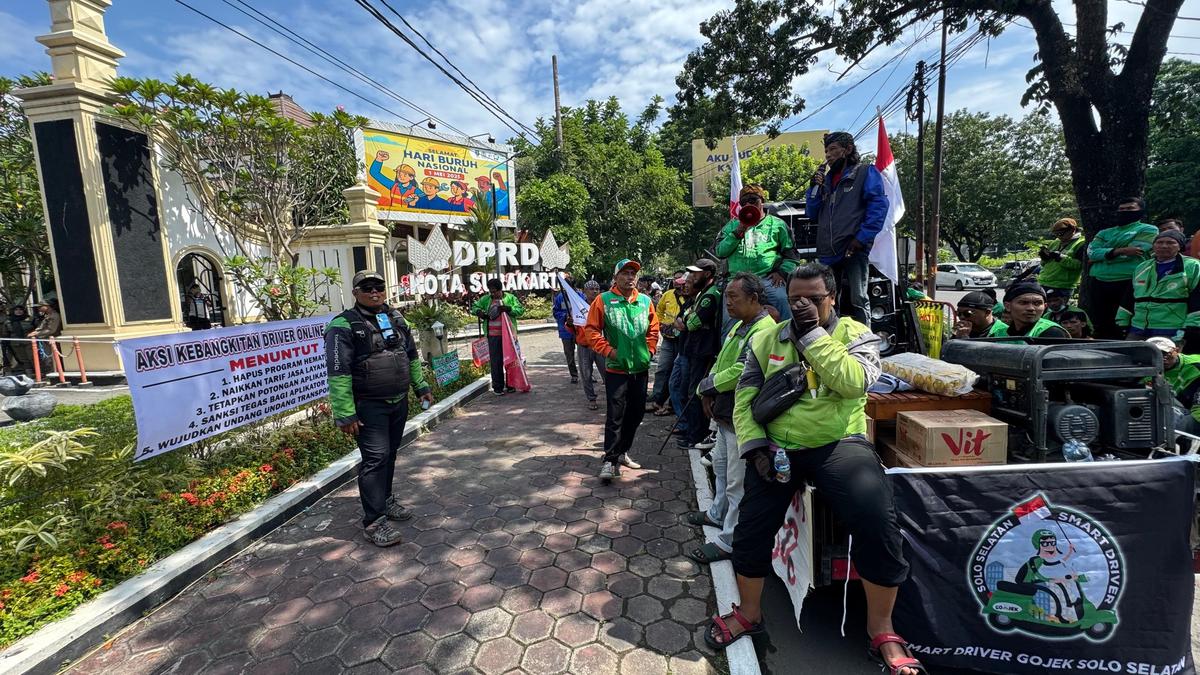 Aksi Ojol Solo Raya pada Hari Kebangkitan Nasional Geruduk DPRD Solo