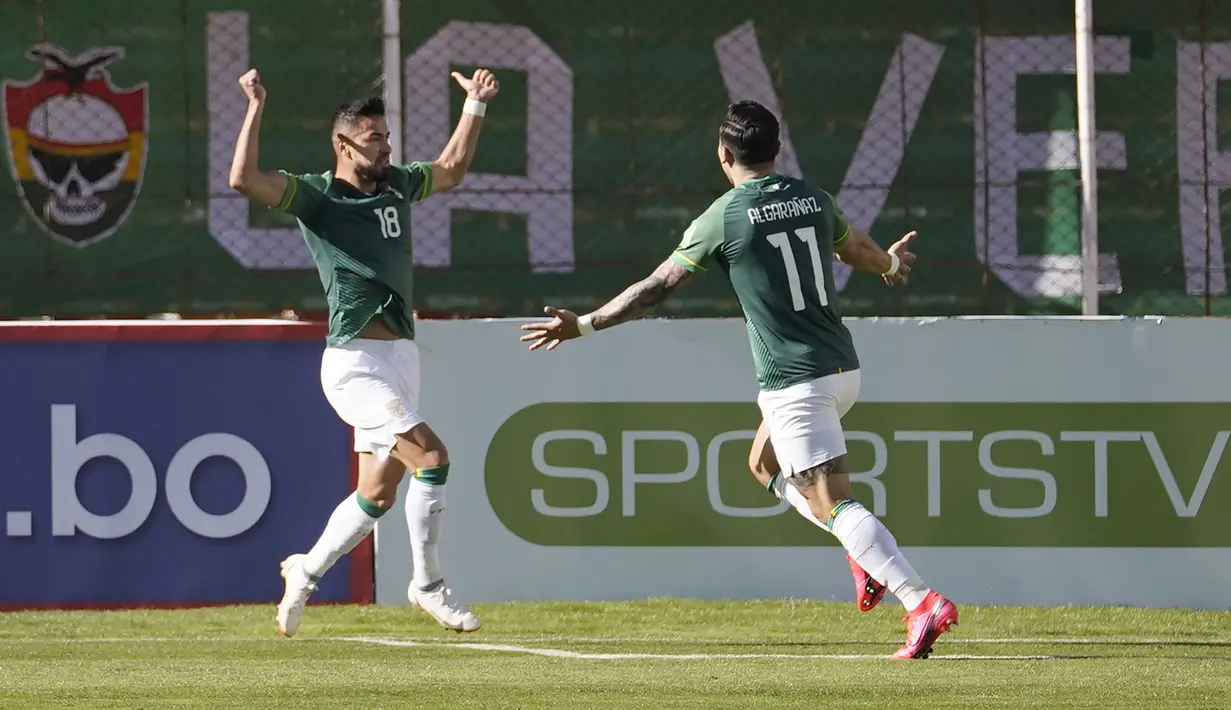 Pemain Bolivia Rodrigo Ramallo (kiri) merayakan dengan rekan setimnya Carmelo Arganaraz setelah mencetak gol ke gawang Paraguay pada pertandingan kualifikasi Piala Dunia 2022 di Stadion Hernando Siles, La Paz, Bolivia, Kamis (14/10/2021). Bolivia menang 4-0. (Javier Mamani/Pool via AP)