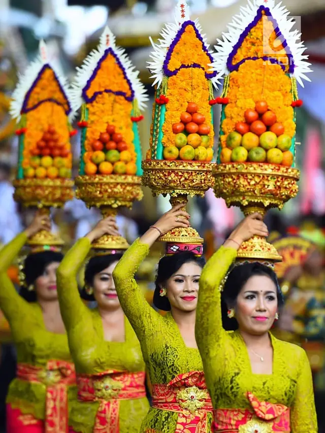 Kenakan Baju Adat, Jokowi Ikuti Pawai Pesta Kesenian Bali
