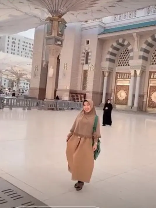 Kiky Saputri tak hanya mengenakan hijab panjang, tapi juga gamis warna senada. (Foto: Instagram/@kikysaputrii)
