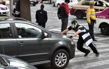 Heboh pahlawan bertopeng amankan para pejalan kaki di Mexico