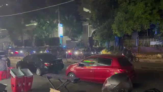 Aksi konvoi personel Brigade Mobil (Brimob) Polri memakai sepeda motor trail dan mobil menggeruduk Gedung Kejaksaan Agung (Kejagung) di Jalan Panglima Polim, Kebayoran Baru, Jakarta Selatan. (Tangkapan layar)