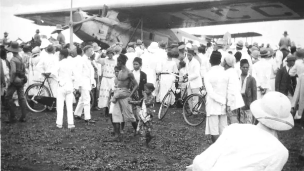 Pada 24 November 1924 pesawat Fokker F. VII mendarat di Bandara Tjililitan.