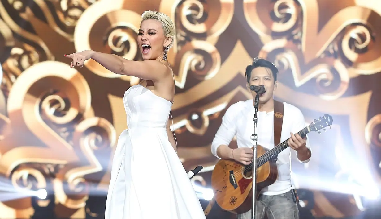 Selain selebriti Indonesia, di HUT SCTV ke-27 ini juga menghadirkan penyanyi Internasional yang bernama Bebe Rexha. Acara ini dipandu host  Arie Untung, Prilly Latuconsina, Ruben Onsu, Verrell dan Natasha Wilona. (Bambang E.Ros/Bintang.com)