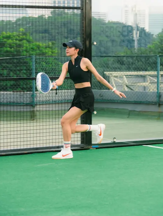 Tak lupa, jam tangan pintar melingkar di pergelangan tangan kirinya, mempertegas aura sporty-tech yang kini kian lekat dengan gaya hidup sehat para selebriti. [@miktambayong].