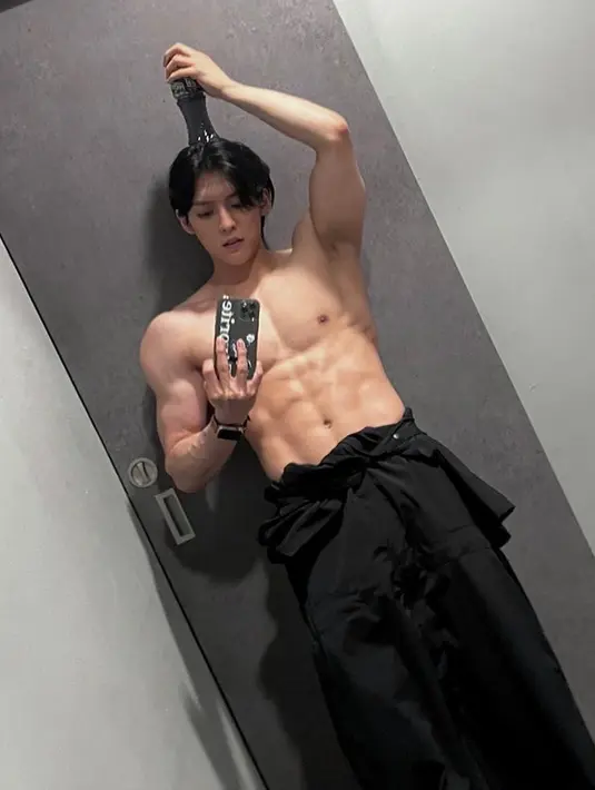 Minhyuk terlihat sering membagikan gambar tubuh berototnya ke media sosial. Penyanyi yang juga memiliki bakat Rapper dan Dancer ini sering membuat heboh penggemarnya karena postingan shirtlessnya. (Instagram/@hutazone)