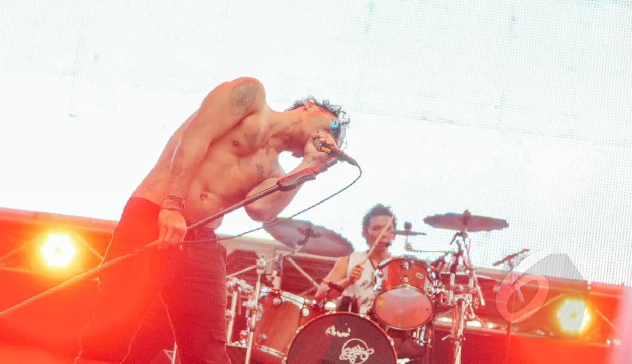 Penampilan band Slank pada Konser Drug Free Asia Afrika di Kawasan Monas, Jakarta, Minggu (19/4/2015). Konser dalam rangkaian KAA itu bertujuan sebagai kampanye pencegahan penyalahgunaan narkotika di kawasan Asia Afrika. (Liputan6.com/Faizal Fanani)