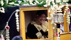 KGPAA Paku Alam X menaiki kereta kuda saat mengikuti kirab ageng di Yogyakarta, (7/1) .KGPAA Paku Alam X di nobatkan sebagai raja Kadipaten Pakualaman usai mengikuti upacara jumeneng dalem di Bangsal Sewotomo Puro Pakualaman.(Boy Harjanto)
