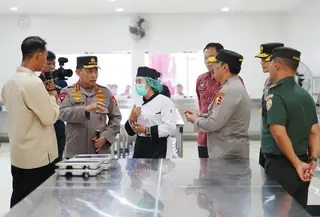Kapolri Jenderal Listyo Sigit Prabowo melakukan peninjauan langsung ke Satuan Pelayanan Pemenuhan Gizi (SPPG) Polda Bali, Senin (16/6/2025) (polri.go.id)