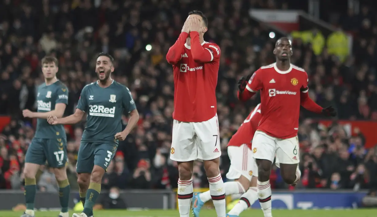 Manchester United memperoleh hadiah penalti pada menit ke-19 usai Paul Pogba dilanggar Anfernee Dijksteel di dalam kotak penalti. Sayang, eksekusi yang diambil Cristiano Ronaldo melebar di kanan gawang Joe Lumley. (AP/Jon Super)