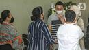 Sejumlah kerabat melayat jenazah Rima Melati di rumah duka RSPAD, Jakarta, Jumat (24/6/2022). Aktris senior, Rima Melati menghembuskan nafas terakhirnya di umurnya yang ke 82. Sebelumnya istri mendiang Frans Tumbuan itu sempat dirawat hampir 2 minggu di RSPAD Gatot Subroto. (Liputan6.com/Faizal Fanani)