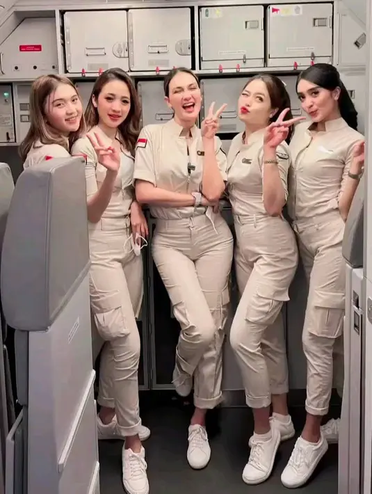 Penampilan Luna Maya yang terlihat bak pramugari sungguhan pun sukses mencuri perhatian. (FOTO: instagram.com/pramugarisuperairjet)