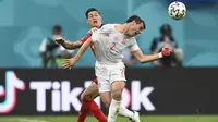 Bek timnas Spanyol, Cesar Azpilicueta berebut bola dengan gelandang Swiss, Steven Zuber pada perempat final Euro 2020 di Krestovsky Stadium, Saint Petersburg, Sabtu (3/7/2021) dini hari WIB.  Spanyol menyingkirkan Swiss 3-1 (1-1) melalui adu penalti. (Kirill Kudryavtsev, Pool via AP)