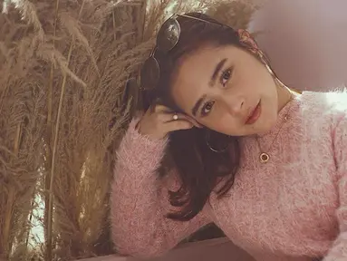 Kacamata menjadi salah satu fashion item yang tak boleh dilewatkan bagi wanita 24 tahun. Menggunakan kacamata lensa gelap yang dipadukan dengan sweater pink, membuat gaya Prilly semakin trendi. (Liputan6.com/IG/@prillylatuconsina96)