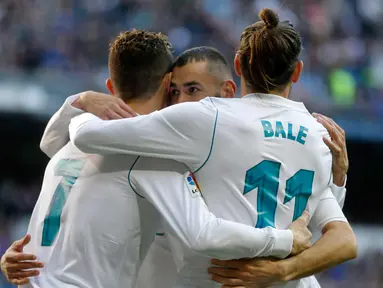Penyerang Real Madrid, Karim Benzema (tengah) bersama rekannya Cristiano Ronaldo dan Gareth Bale melakukan selebrasi usai mencetak gol ke gawang Alaves pada La Liga Spanyol di stadion Santiago Bernabeu (24/2). Madrid menang 4-0. (AP Photo/Francisco Seco)
