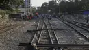 Demonstran duduk di rel kereta api setelah memblokir rel kereta api selama protes terhadap kudeta militer di Mandalay, Myanmar (17/2/2021). Aksi protes tersebut menghentikan layanan kereta api antara Yangon dan kota selatan Mawlamyine. (AP Photo)