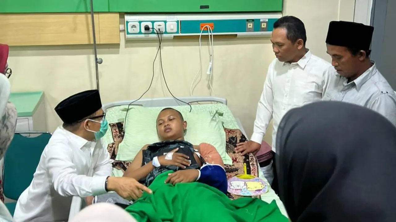 Ketua Umum Partai Kebangkitan Bangsa (PKB) Abdul Muhaimin Iskandar atau yang akrab disapa Gus Muhaimin, mengunjungi korban musibah bangunan roboh Pondok Pesantren (Ponpes) Al Khoziny yang dirawat (Istimewa)