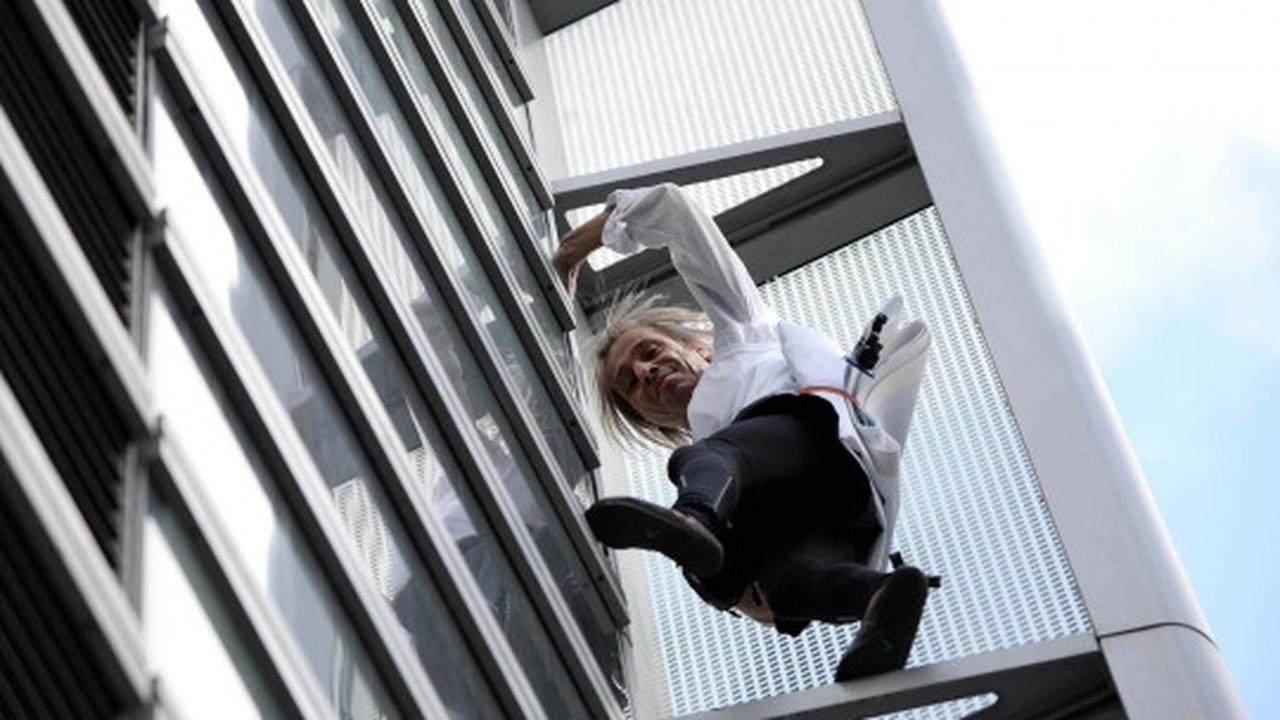 Aksi Alain Robert panjat gedung 185 meter tanpa pengaman