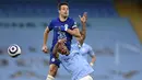 Bek Chelsea, Cesar Azpilicueta (atas) berebut bola dengan gelandang Manchester City, Raheem Sterling dalam laga lanjutan Liga Inggris 2020/2021 pekan ke-35 di Etihad Stadium, Manchester, Sabtu (8/5/2021). Chelsea menang 2-1 atas Manchester City. (AP/Shaun Botterill/Pool)