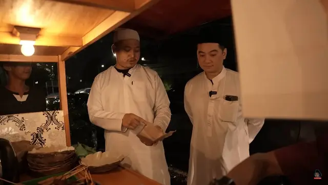 7 Potret Chef Arnold Pakai Baju Gamis dan Peci, Berburu Sahur Bareng Muslim