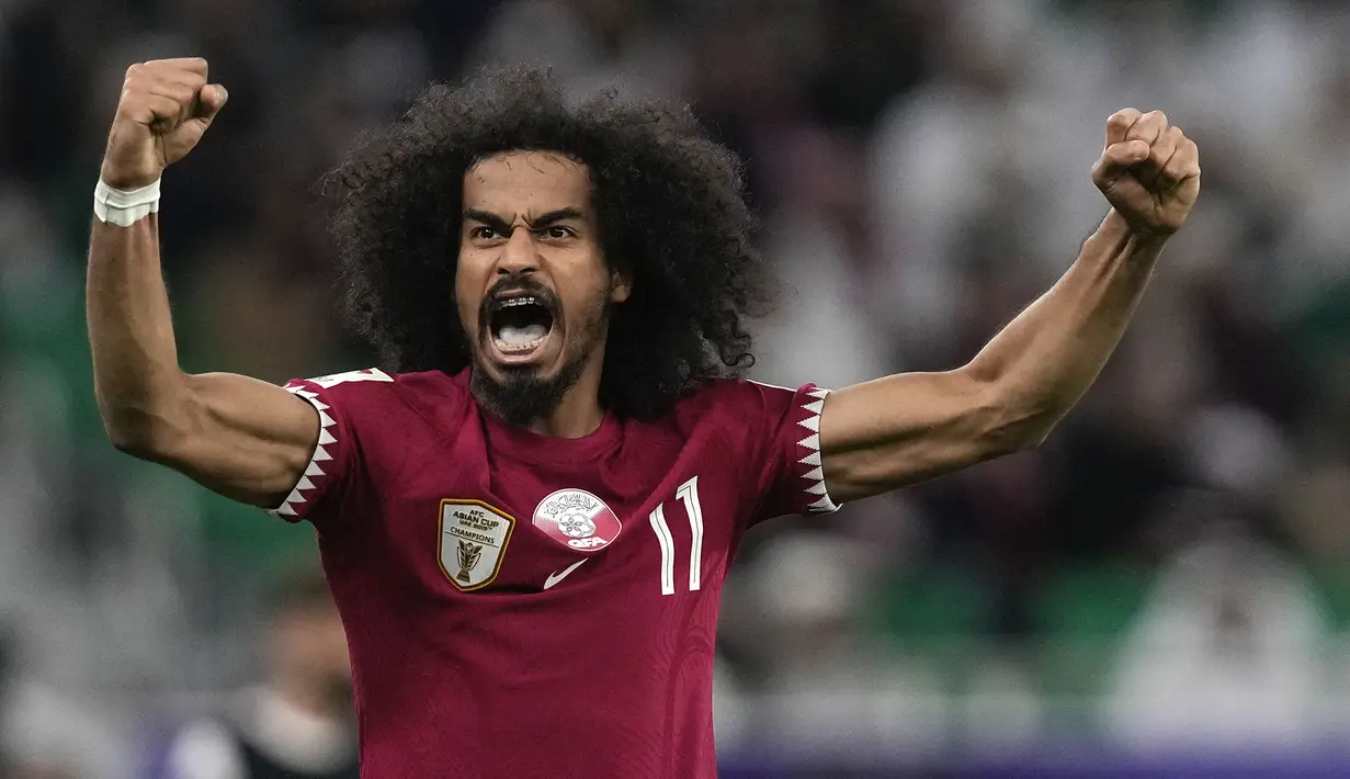 Pemain Qatar, Akram Afif melakukan selebrasi setelah mencetak gol kedua timnya pada laga semifinal Piala Asia 2023 di Al Thumama Stadium, Doha, Qatar, Rabu (07/02/2024). (AP Photo/Thanassis Stavrakis)