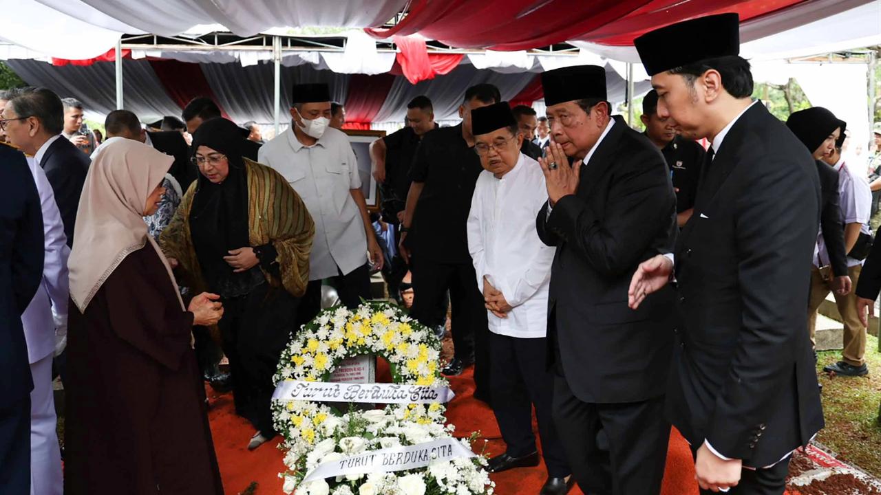FOTO: Pemakaman Try Sutrisno