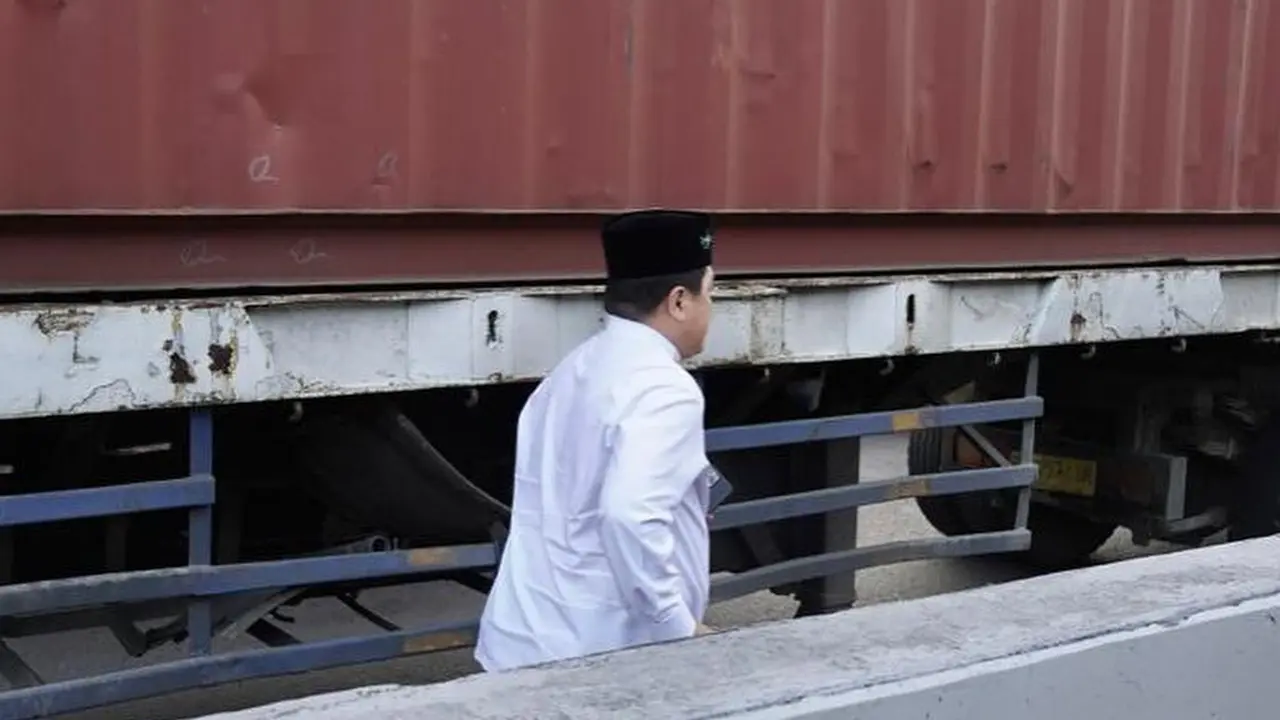 Menteri BUMN Erick Thohir berlari di Jalan tol saat hendak menghadairi Harlah 1 Abad NU di Sidoarjo