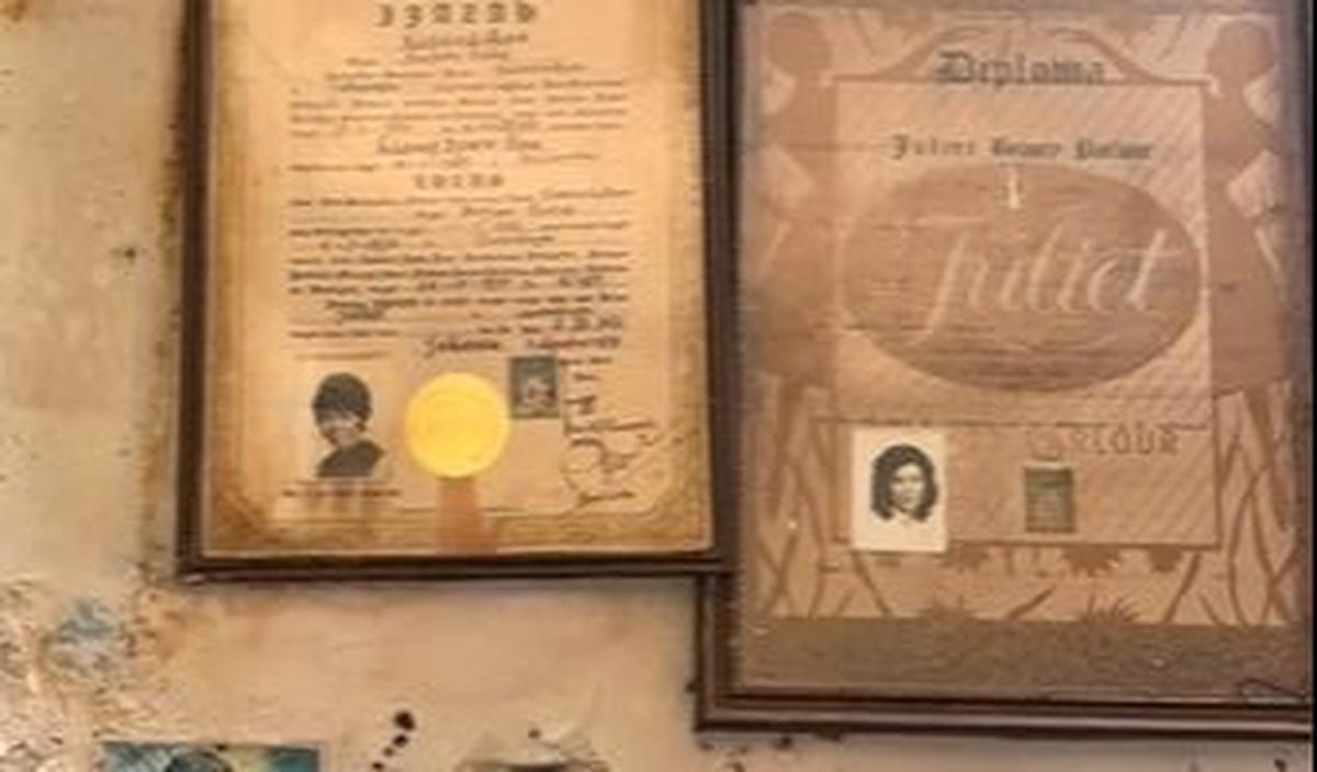 Sosok lansia yang akrab disapa "Oma" tersebut bukanlah sembarang pemangkas rambut.