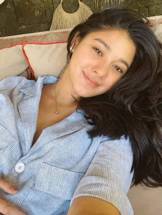 Kantung mata tak bisa disembunyikan perempuan kelahiran 1988 ini usai bangun tidur. Naysila Mirdad kerap berselfie dengan memamerkan paras natural tanpa makeup. (Liputan6.com/IG/@naymirdad)