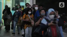 Budaya antre menunggu untuk menaiki moda transportasi berbasis angkot sangat langka di Jakarta. (merdeka.com/Imam Buhori)