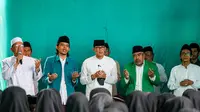 Wakil Ketua Majelis Syariah DPP PPP, KH Muslich ZA ketika menyambut kedatangan Sandiaga Uno dalam Silaturrahmi dan Dialog bersama Tokoh Agama dan Santri di Pondok Pesantren Darul Istiqomah, Magelang, Jawa Timur pada Jumat (19/5/2023). (Ist)