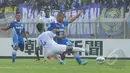 Kedua tim bermain ngotot. Meski sudah melesakkan gol terlebih dahulu, Persib tak mengendurkan serangan, Bandung, Rabu (25/2/2015). Persib menang 4-1 atas tamunya New Radiant di laga perdana AFC Cup 2015 (Liputan6.com/Herman Zakharia)