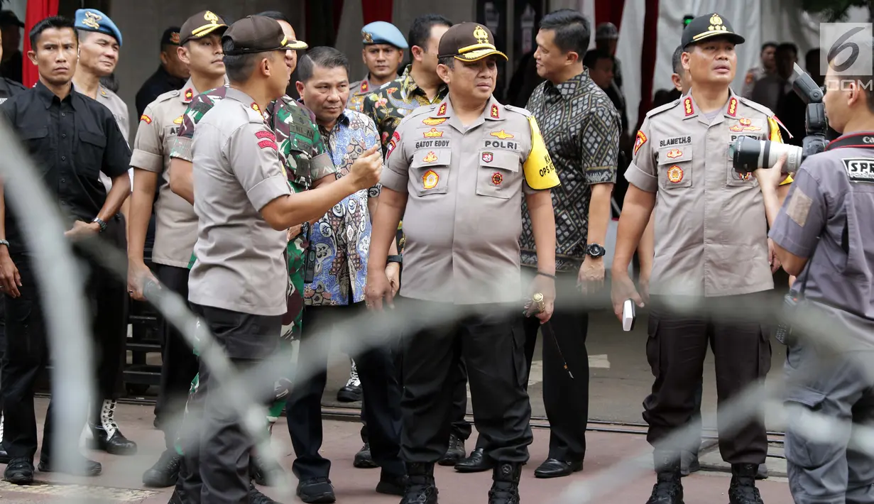 Kapolda Metro Jaya Irjen Pol Gatot Eddy Pramono (tengah) saat meninjau situasi dan kondisi pengamanan sekitar gedung Mahkamah Konstitusi, Jakarta, Jumat (14/6/2019). Ribuan aparat gabungan menjaga keamanan sidang perselisihan Pilpers 2019. (Liputan6.com/Helmi Fithriansyah)