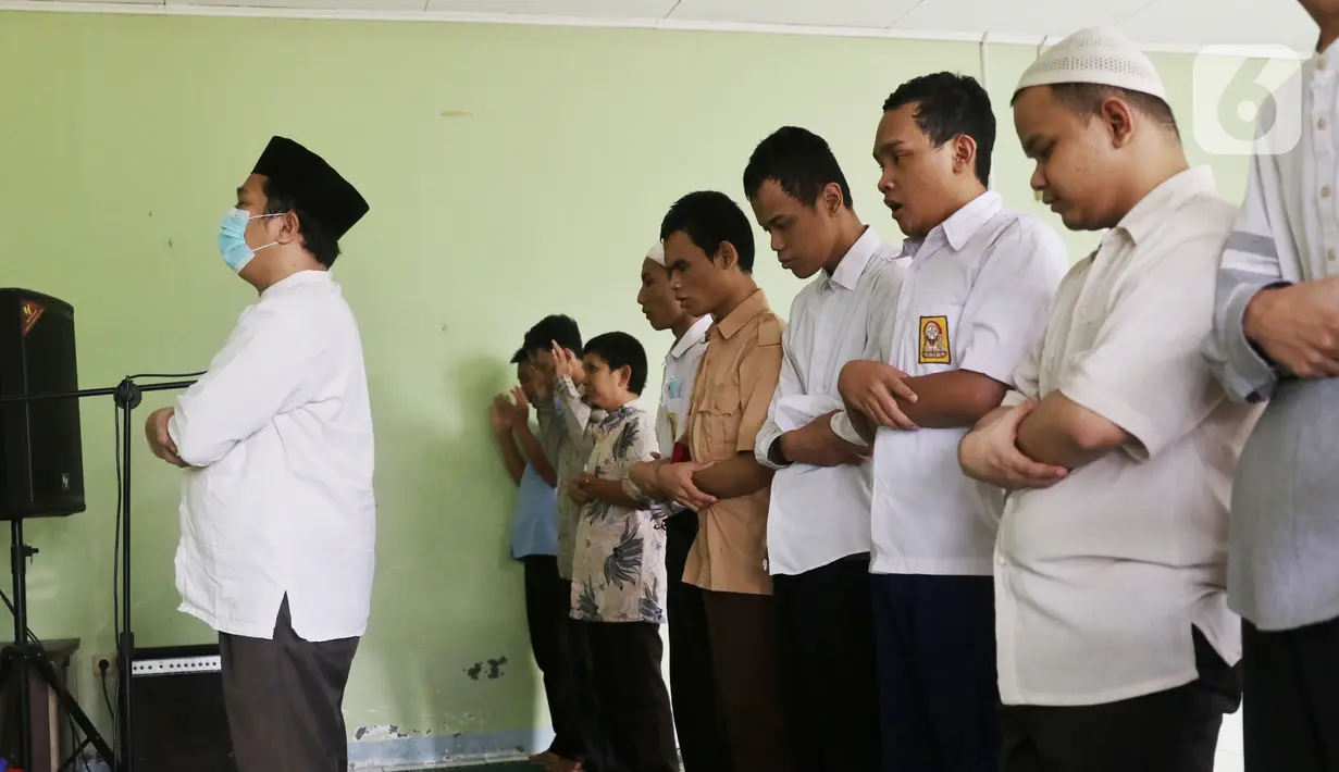 Pelajar penyandang tuna netra melaksanakan salat di Yayasan Tunanetra Raudlatul Makmufin Serpong, Tangerang Selatan, Banten, Rabu (28/4/2021). Taman tunanetra merupakan wadah bagi para pelajar tunanetra untuk berkumpul dan belajar membaca Alquran Braille. (Liputan6.com/Angga Yuniar)