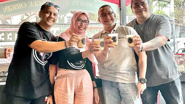 Lucky Widja, CEO  Bencoolen Coffee, saat meluncurkan es kopi kekinian bernama Rahasia Hati (ist)