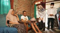 Bupati Banyuwangi Ipuk Fiestiandani  Menjenguk lansia kurang mampu yang sedang sakit (Istimewa)
