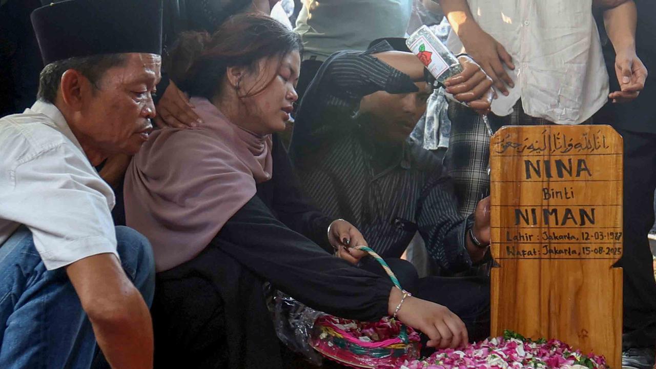 FOTO: Tangis Haru Iringi Pemakaman Mpok Alpa, Komedian Ceria yang Berjuang Diam-Diam Lawan Kanker