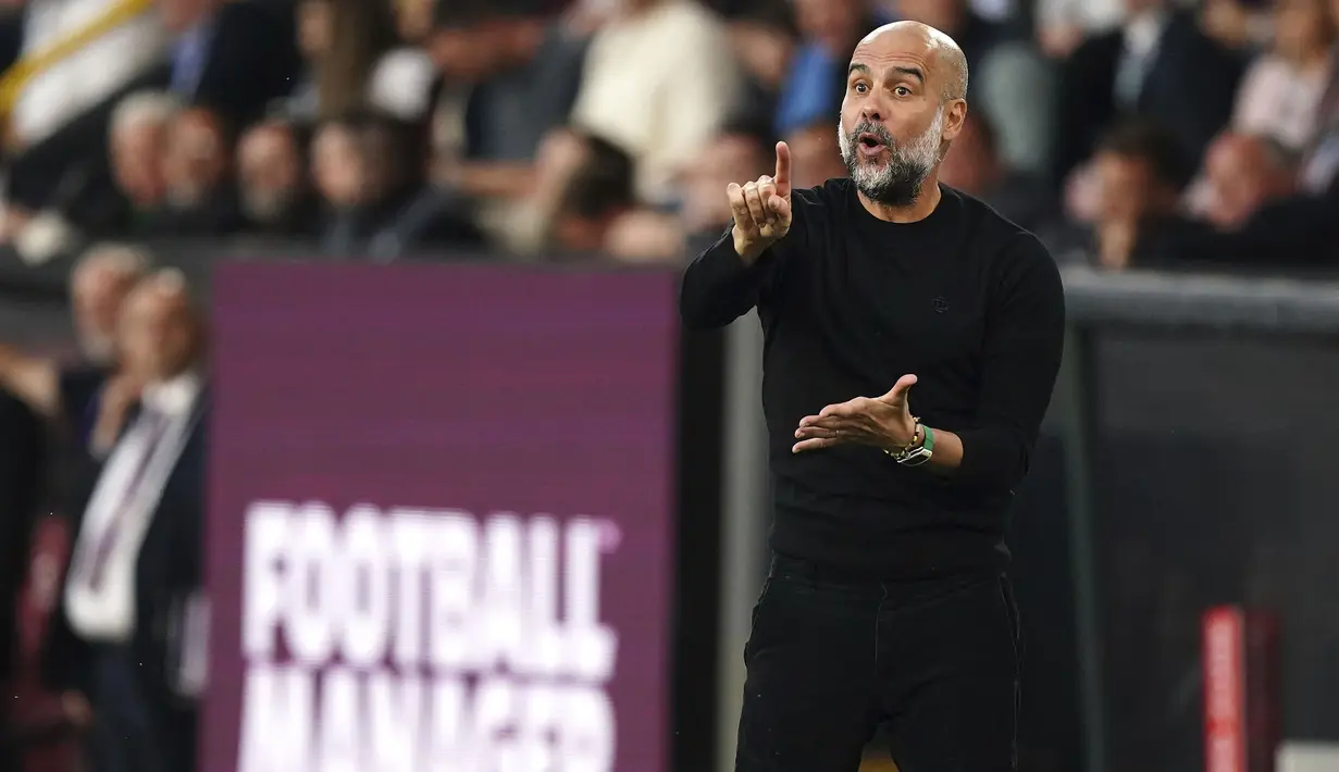Pelatih Manchester City, Pep Guardiola memberi instruksi kepada pemainnya saat menghadapi Burnley pada laga pekan pertama Liga Inggris 2023/2024 di Turf Moor, Burnley (11/8/2023). Pep Guardiola juga mencatatkan rekor serba pertama di Liga Inggris muism 2023/2024 saat Manchester City menang 3-0 atas Burnley. Pep tercatat sebagai pelatih pertama musim ini yang medapatkan kartu kuning dari wasit. (PA via AP Photo/Mike Egerton)
