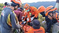 Tim SAR mengevakuasi pendaki gunung yang meninggal tersambar petir. (istimewa)