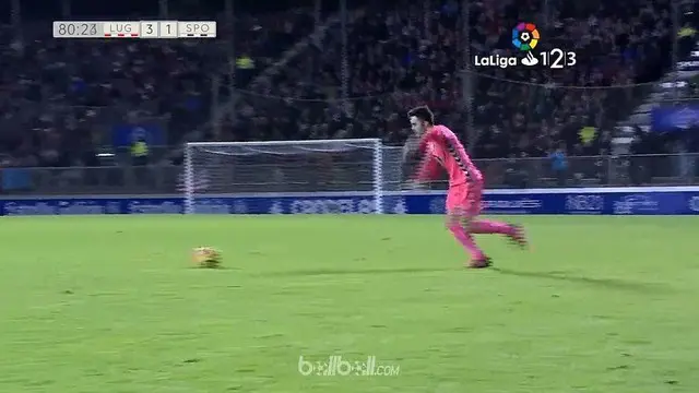 Kiper Lugo, Juan Corral mencetak gol dari tengah lapangan saat menghadapi Sporting Gijon. This video is presented by Ballball.