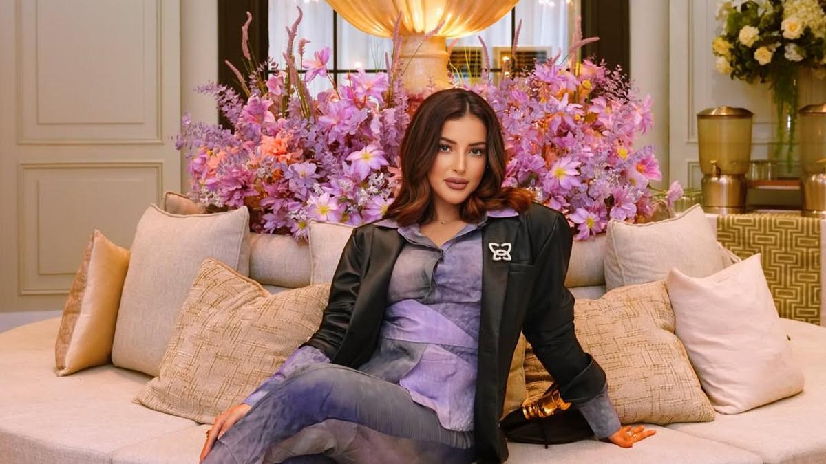 Gaya Lady Boss Tasya Farasya di Kantor Baru MOP yang Fairy, Tampil Bold dengan Setelan Ungu dan Tas Rp98 Jutaan