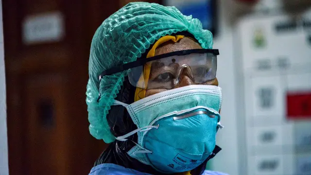 Petugas mengenakan bersiap memeriksa pelajar Indonesia yang kembali dari China dalam karantina di sebuah rumah sakit di Banda Aceh (29/1/2020).