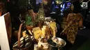 Pengunjung melihat produk para finalis The Big Start Indonesia Season 3 di Jakarta, Kamis (15/11). Melalui ajang ini para finalis menunjukan transformasi kualitas produk yang lebih baik dan tepat sasaran. (Liputan6.com/Angga Yuniar)