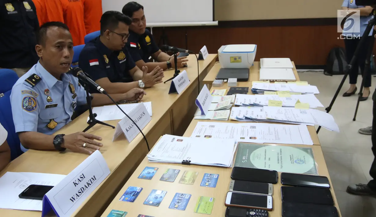 Kepala Kantor Imigrasi Kelas I Jakarta Pusat Is Edy Ekoputranto memberi keterangan terkait pemalsuan visa asing di Kantor Imigrasi Kelas I Jakarta Pusat, Selasa (6/3). Pihak imigrasi mengamankan empat warga negara asing (WNA). (Liputan6.com/Arya Manggala)