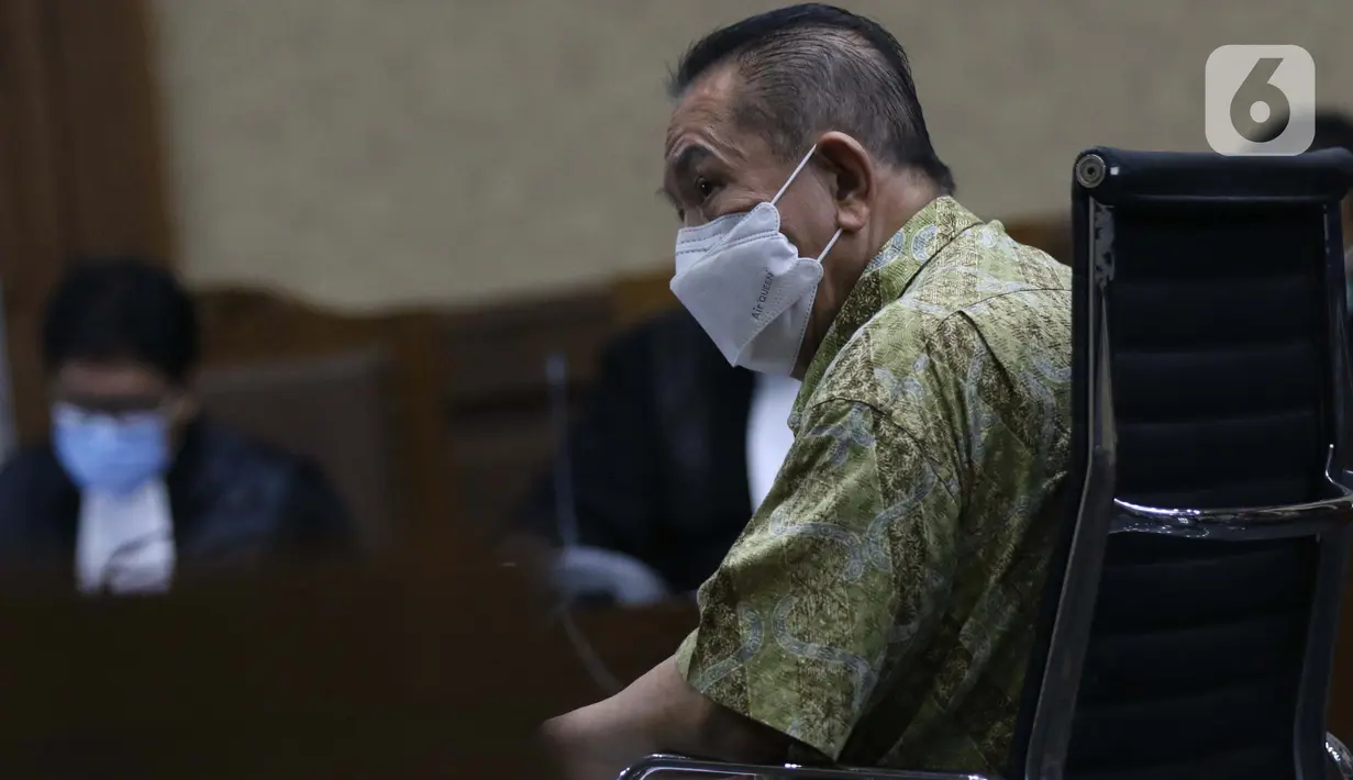 Tersangka perkara dugaan suap penghapusan nama terpidana perkara pengalihan hak tagih atau cessie Bank Bali dari daftar red notice Polri, Djoko Soegiarto Tjandra saat menjalani sidang pembacaan dakwaan di Pengadilan Tipikor Jakarta, Senin (2/11/2020). (Liputan6.com/Helmi Fithriansyah)