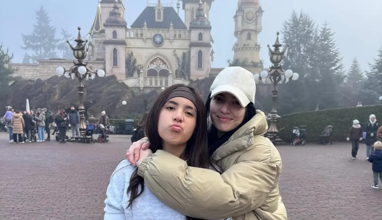 Keakraban Nia Ramadhani dan Mikhayla semakin terlihat di potret ini. Terlihat seperti kakak beradik yang sedang liburan bersama dalam balutan busana musim dingin yang nyaman [@ramadhaniabakrie]