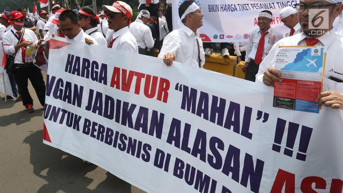 Serikat Pekerja Pertamina menggelar aksi damai di depan Istana, Jakarta, Selasa (19/2). Mereka mengklarifikasi harga avtur yang dijual PT Pertamina (Persero) sudah kompetitif sehingga bukan biang keladi mahalnya tiket pesawat. (Liputan6.com/Angga Yuniar)